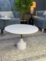 طقم طاولات ضيافة 5 قطع رخامي أبيض بأعمدة ذهبية وقو...