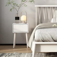 كومدينة خشب أبيض مع درج