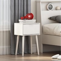 كومدينة خشب أبيض مع درج