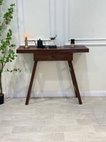 مدخل خشبي بني غامق مع درج