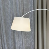 اباجورة ارضي بعمود أبيض مائل مع رف تقديم *أوتلت