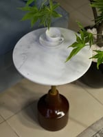 طقم طاولات ضيافة 5 قطع رخام أبيض وأرجل ذهبية دائري