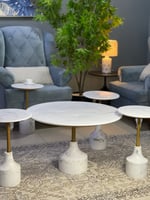 طقم طاولات ضيافة 5 قطع رخامي أبيض بأعمدة ذهبية وقو...