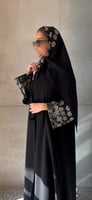 عباية سوداء بأكمام وطرف طرحة ذهبي
