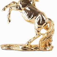 مجسم حصان ذهبي