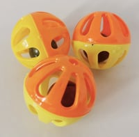 لعبة القط كوره مع الجرس