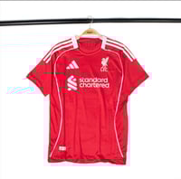 تيشيرت ليفربول الاساسي نسخة اللاعبين 2025-2026