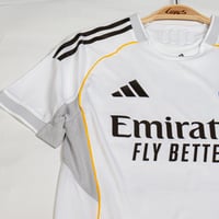 تيشيرت ريال مدريد الاساسي نسخة اللاعبين 2025-2026