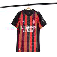 تيشيرت اسي ميلان الاساسي نسخة اللاعبين 2025-2026