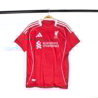 تيشيرت ليفربول الاساسي نسخة اللاعبين 2025-2026