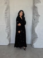 عبايه F95 مخمل اسود تطريز خاص في FHK زري فضي مبطنه...