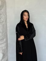 عبايه F98 القماش باربي كوري والاكمام مخمل مشجر أسو...