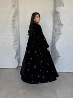 عبايه F95 مخمل اسود تطريز خاص في FHK زري فضي مبطنه...