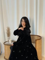 عبايه F95 مخمل اسود تطريز خاص في FHK زري فضي مبطنه...