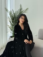 عبايه F95 مخمل اسود تطريز خاص في FHK زري فضي مبطنه...
