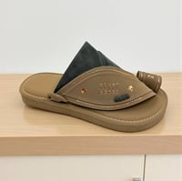 حذاء شرقي مطرز رمادي غامق مع بيج هادئ