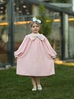 فستان ناعم بفيونكة مع اكسسوار الشعر