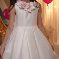 فستان ابيض مزين بالورد البارز مع اكسسوار الشعر