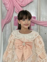 فستان خوخي دانتيل بفيونكة على الصدر