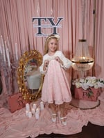 فستان وردي انيق مع طوق للشعر