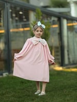 فستان ناعم بفيونكة مع اكسسوار الشعر