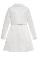 فستان ابيض راقي مع جاكيت للسن المحير