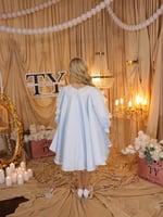 فستان انيق بورود بارزه في الاكمام