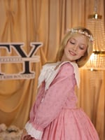 فستان الاميرات بتطريز مميز مع اكسسوار شعر