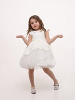 فستان أبيض تصميم جميل مع اكسسوار الشعر