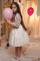 فستان بتصميم مختلف و اكسسوار بارز