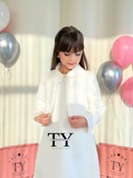 فستان ابيض راقي مع جاكيت للسن المحير