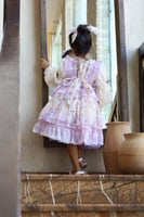 فستان اسباني مع اكسسوار الشعر