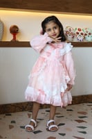 فستان اسباني انيق مع اكسسوار الشعر