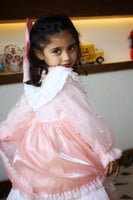 فستان اسباني انيق مع اكسسوار الشعر