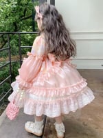 فستان اسباني لون مميز مع اكسسوار الشعر