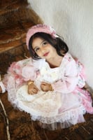 تصميم اسباني انيق مع اكسسوار الشعر