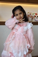 فستان اسباني انيق مع اكسسوار الشعر