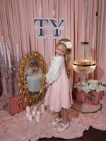 فستان وردي انيق مع طوق للشعر