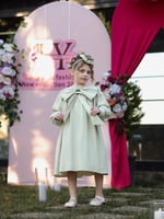 فستان بناعم بفيونكة مع اكسسوار الشعر