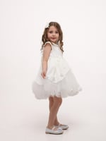 فستان أبيض تصميم جميل مع اكسسوار الشعر