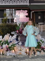 فستان لون مميز مزين بالترتر واللولو