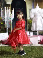 فستان تولاي الاحمر مع طوق وشنطه