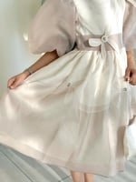 فستان الفيونكات اورقنزا لون مميز + طوق وشنطه