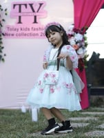 فستان ب ورود بارزه انيق وفخم مع شنطة وطوق