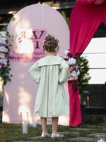 فستان بناعم بفيونكة مع اكسسوار الشعر