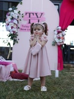 فستان بتصميم ورد على الصدر مع طوق وشنطة