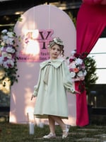 فستان بناعم بفيونكة مع اكسسوار الشعر