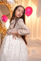 فستان بتصميم مختلف و اكسسوار بارز