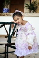 فستان اسباني مع اكسسوار الشعر