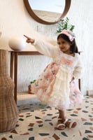 تصميم اسباني انيق مع اكسسوار الشعر